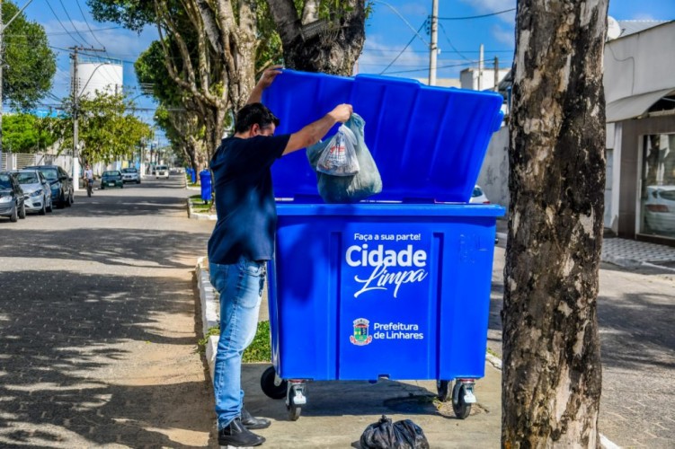 Mais bairros de Linhares recebem contêineres para coleta de lixo domiciliar