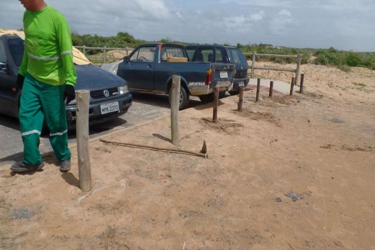 Meio Ambiente bloqueia acessos irregulares a áreas de restinga e areia da praia de Pontal
