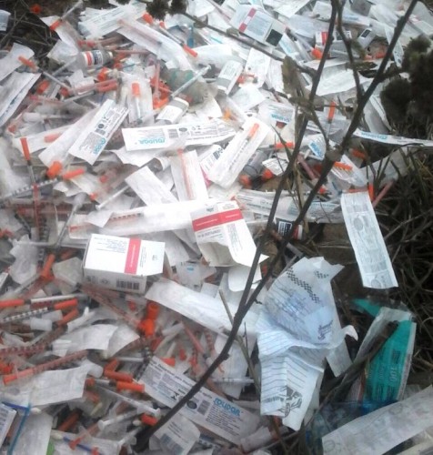 Morador flagra seringas e frascos de insulina jogados em terreno baldio no bairro Planalto