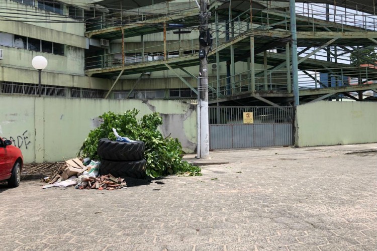 Moradores descartam lixo de forma irregular em frente ao HGL