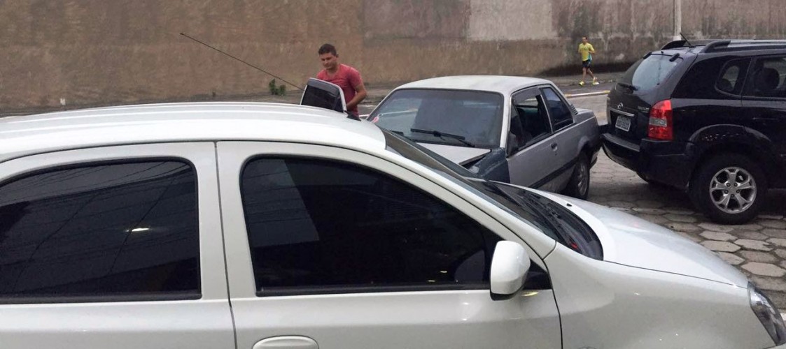 Motorista bêbado bate em carros estacionados em frente a academia do Conceição e foge a pé; vídeo