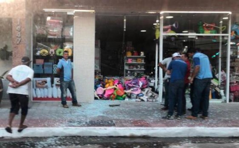 Motorista foge após invadir loja de variedades com carro no centro de Linhares