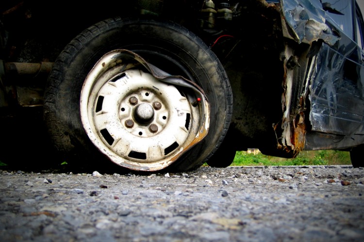 Motorista que sofreu acidente provocado por veículos de empresas será indenizado em R$ 27 mil