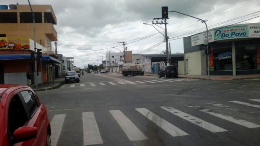 Mulher sai correndo pelas ruas do Interlagos para fugir de marido enfurecido