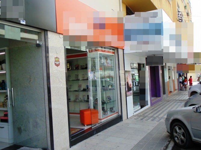 Mulher se passa por cliente e furta R$ 2,5 mil em produtos de ótica no centro de Linhares; veja vídeo