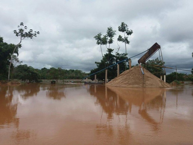 Nível do Rio Doce diminui, mas continua ultrapassando cota de inundação em Linhares