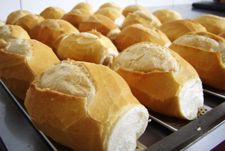 No Dia do Mundial do Pão, Linhares tem posto de troca de pães por garrafas PET e de óleo usadas
