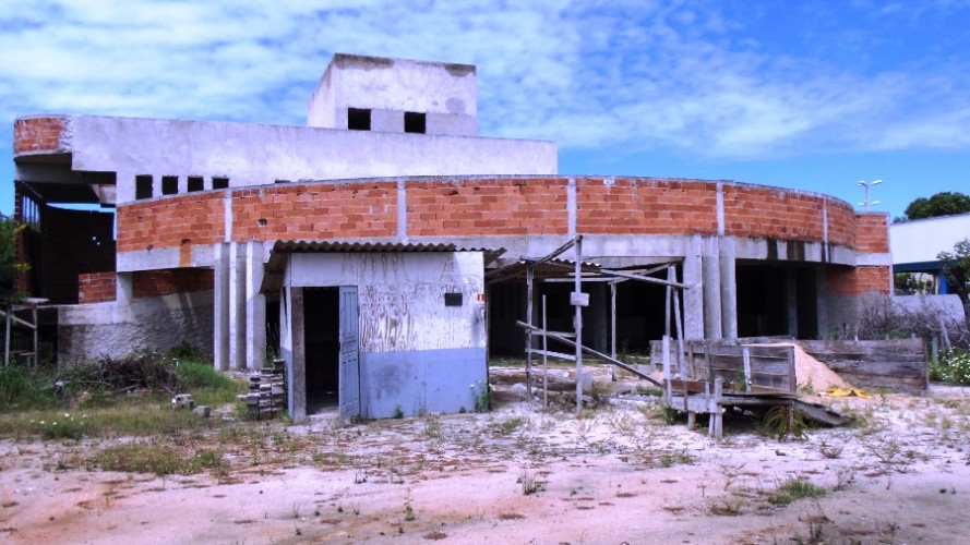 Obra da unidade de saúde 24 horas, no Shell, continua abandonada pela Prefeitura de Linhares