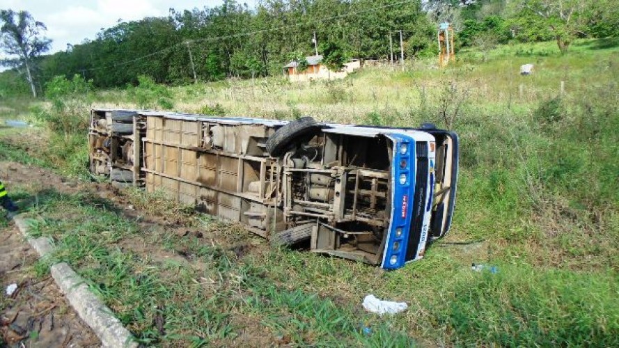 Ônibus de turismo que seguia para festa rave na lagoa Juparanã tomba e deixa 10 feridos