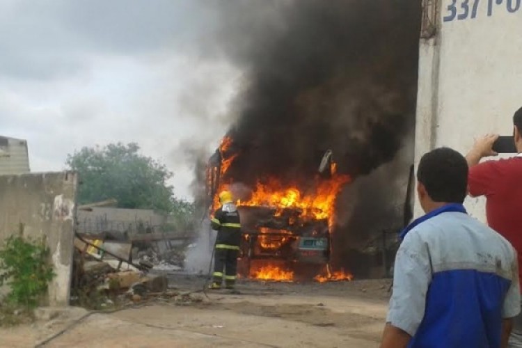 Ônibus pegam fogo em galpão ao lado de indústria de móveis no Canivete