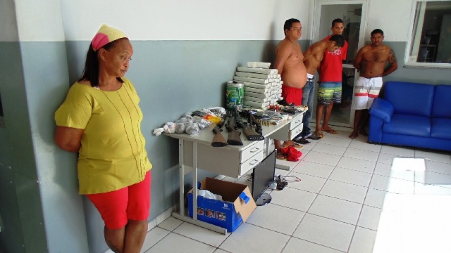 Megaoperação da PM prende a “Vovó da Maconha de Linhares”, no bairro Aviso. Na casa dela, um cofre cheio de moedas