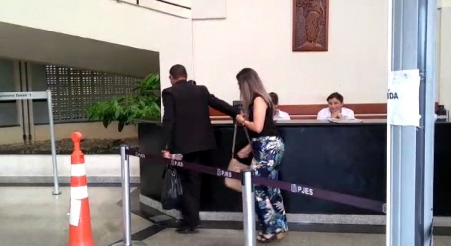 Pastora Juliana registra denúncia de calúnia e ameaça contra ex-marido e pai de Kauã, que está preso