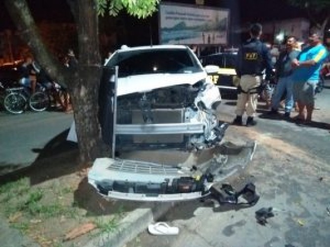 Perseguição atinge carro de churrasquinho, termina em acidente e fuga de suspeito no Interlagos