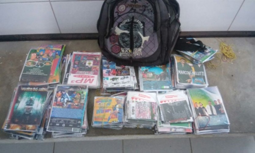 PM encontra mochila “abandonada” com 420 cd’s e dvd’s piratas no Centro