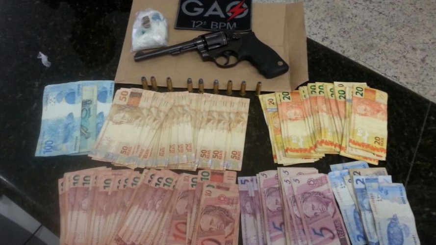 PM prende suposto traficante no Pontal e apreende revólver, maconha e mais de R$ 3 mil