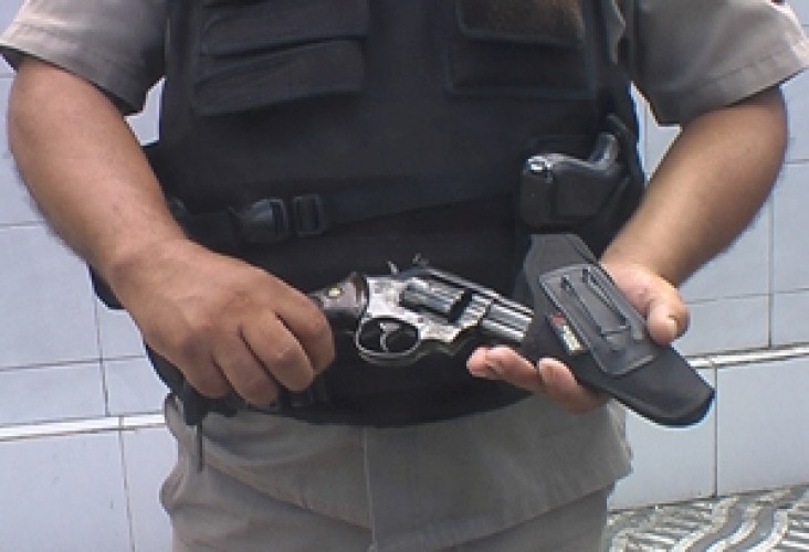 Polícia encontra revólver calibre 22 dentro de mochila de estudante de 14 anos
