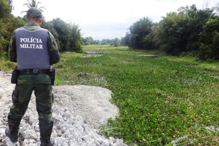 Polícia Militar flagra lançamento de esgoto e escavação sem licença no Rio Quartel 