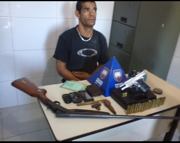 Polícia prende suspeito de roubar câmeras de residência no Araçá; na casa dele: armas, carro e moto