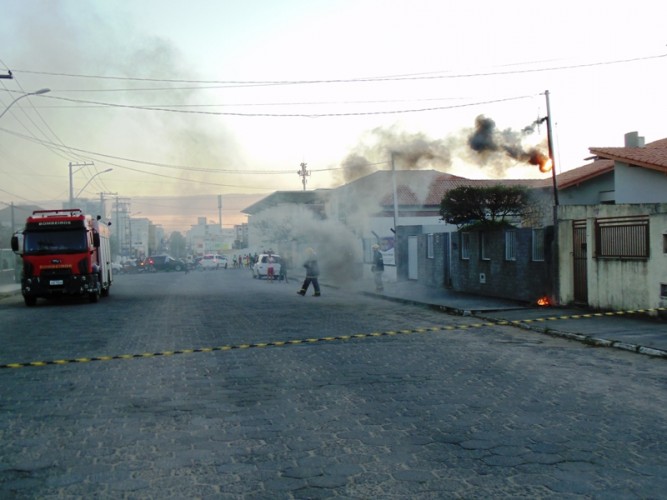Poste pega fogo e assusta moradores de residência do bairro Shell