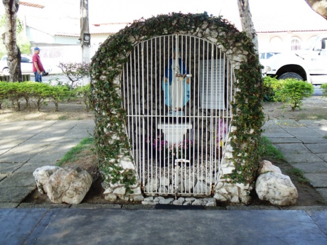 Praça do bairro Colina recebe missa em louvor a Nossa Senhora das Graças