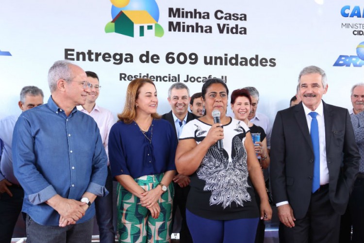 Prefeito Guerino entrega mais de 600 casas do Residencial Jocafe II no bairro Santa Cruz