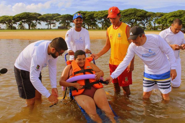 Prefeitura instala Praia Acessível na Lagoa Nova e promove lazer inclusivo à população de Linhares