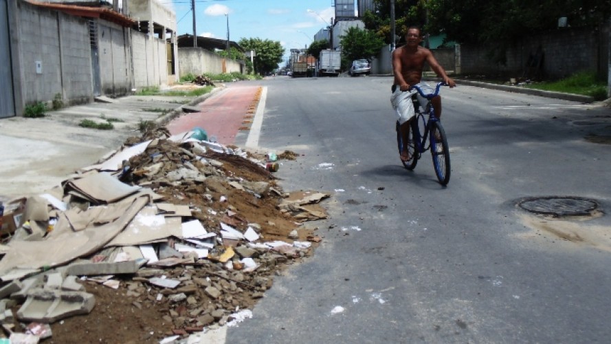 Prefeitura não entrega cronograma e entulhos tomam conta das ruas e ciclovias do Interlagos