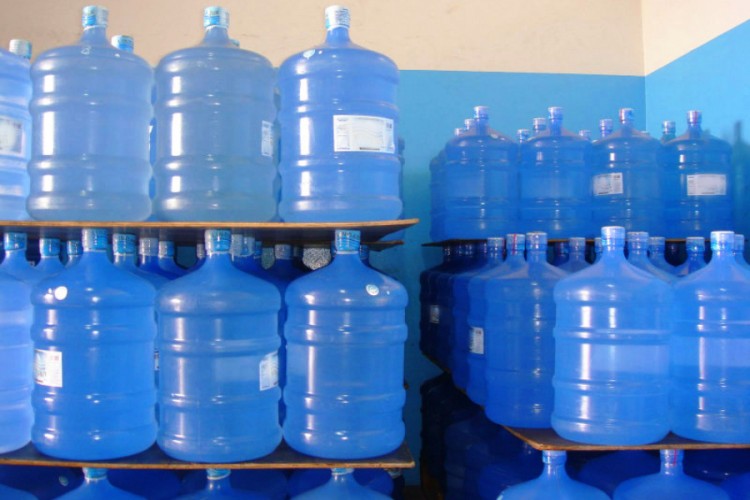 Procon alerta: distribuidoras não podem negar galões de água perto do vencimento