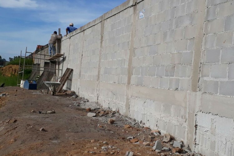 Secretaria de Obras recupera muro do cemitério de Bebedouro