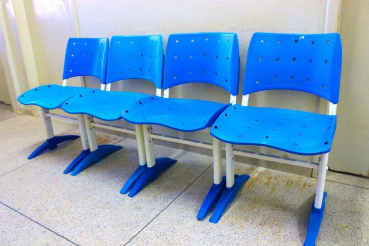 Secretaria de Saúde restaura cadeiras e economiza R$ 30 mil dos cofres públicos