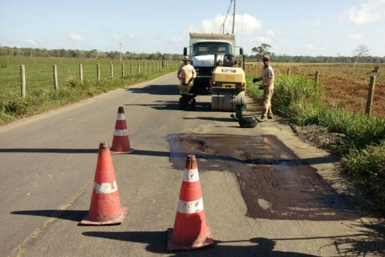 Secretaria Municipal de Obras inicia recuperação da estrada de Jataipeba 