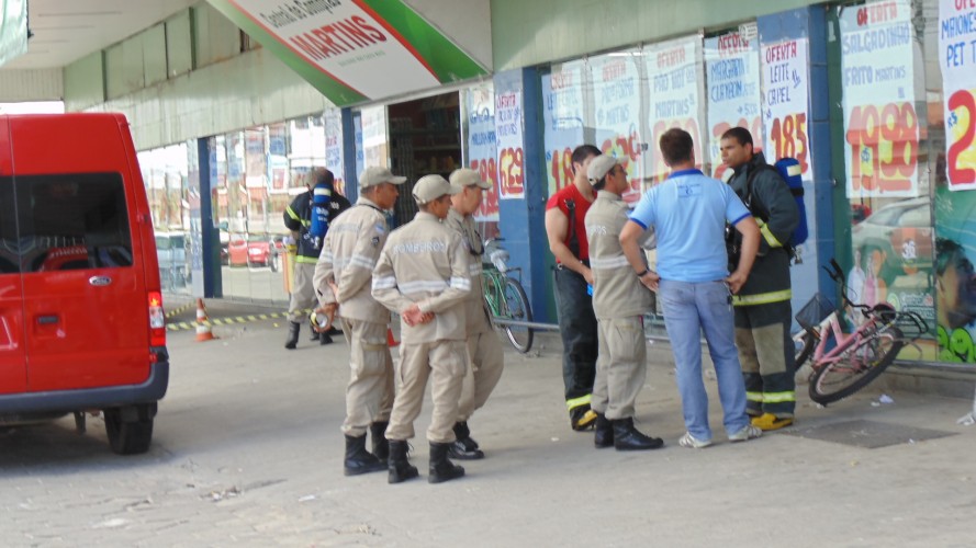 Vazamento de óleo de esteiras dos caixas fecha Supermercados Martins, no Novo Horizonte