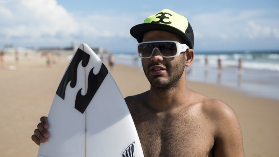 Surfista cego lança documentário internacional com noite de autógrafos em Linhares; assista trailer