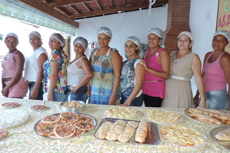 Tem cheirinho de pão no ar! Mulheres do CRAS Aviso encerram curso de pães e delícias caseiras