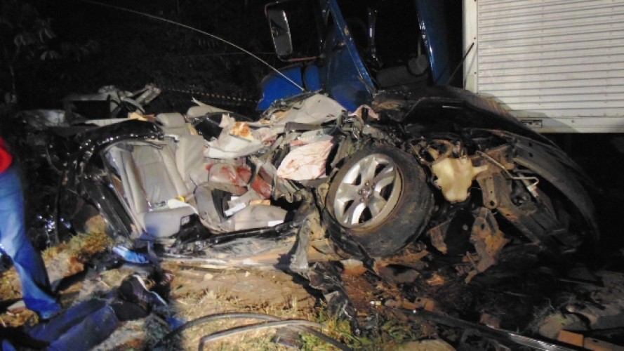 Tragédia: acidente mata duas pessoas na BR 101, em Sooretama e deixa feridos. As imagens são muito fortes!