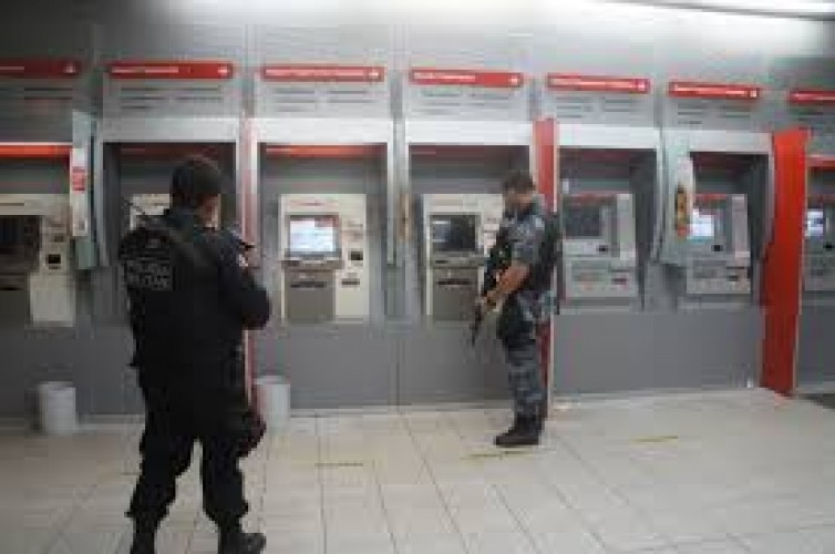 Trio tenta arrombar caixa eletrônico de agência bancária no centro de Linhares