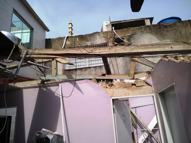 Ventos e temporal derrubam paredes de casa no BNH e três pessoas ficam feridas