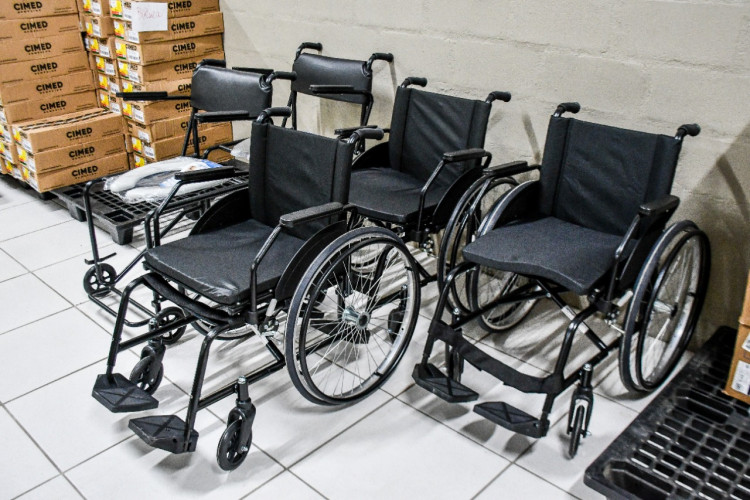 630 cadeiras: pacientes de Unidades de Saúde começam a receber cadeiras de rodas e de banho