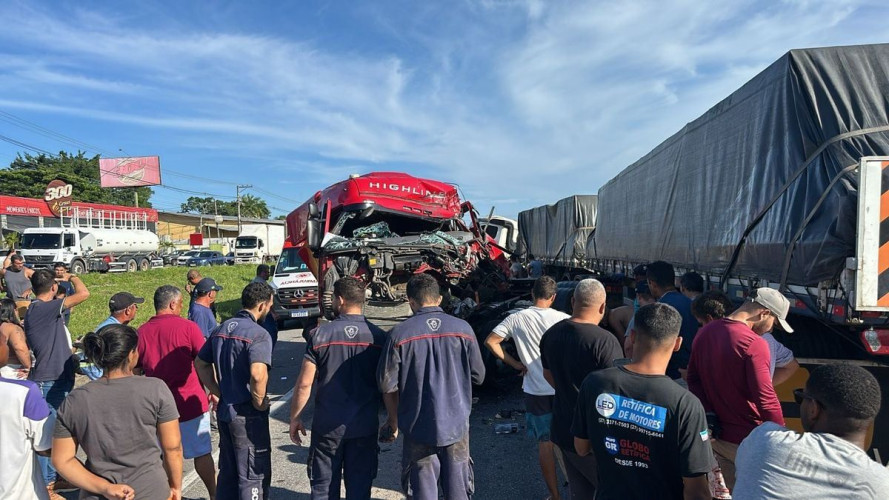 Acidente com carretas deixa pista central da BR 101 interditada em Linhares