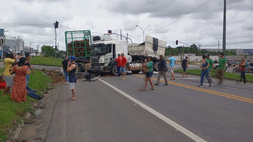 Acidente entre carretas interdita a BR 101 em Linhares