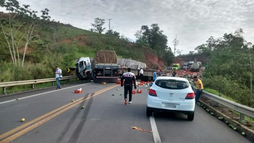 Acidente Grave Entre Dois Caminhões E Carros De Passeio Deixa Br 101