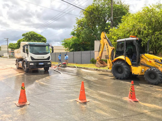 Adutora rompe e afeta abastecimento de água em oito bairros de Linhares