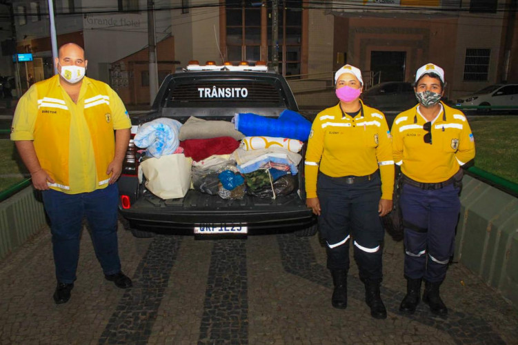 Agentes de trânsito arrecadam e entregam agasalhos e cobertores para famílias carentes de Linhares