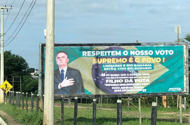 Apoiadora de Bolsonaro em Linhares assina outdoor com a frase ‘o povo armado jamais será escravizado