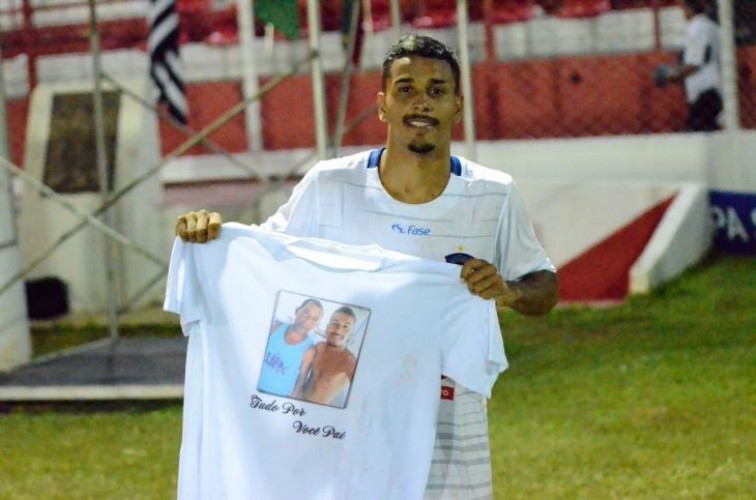 Atacante do Linhares se emociona com gol após morte do pai 