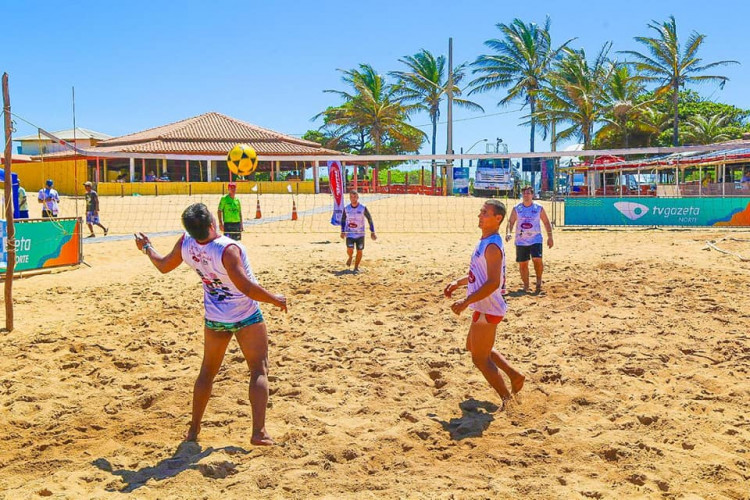 Aulas gratuitas beach tennis e futevôlei movimentam Arena Esportiva do Pontal