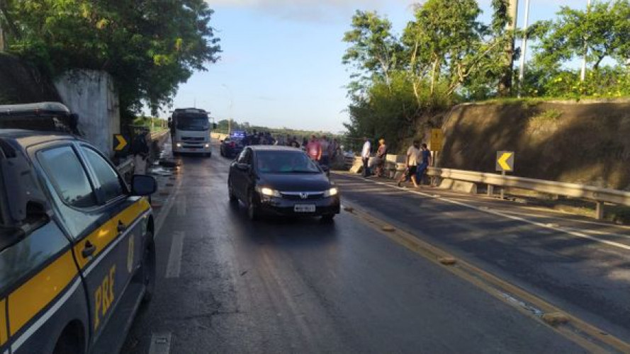 BR 101, em Linhares, é bloqueada mais uma vez em protesto contra o aumento dos combustíveis