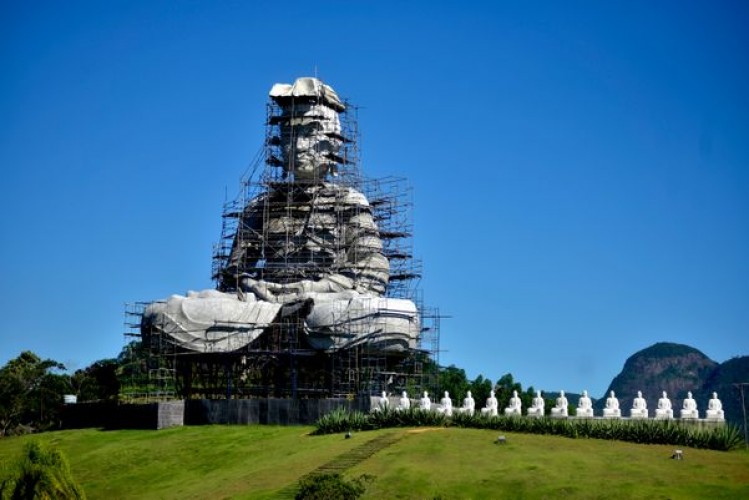Buda gigante de Ibiraçu, 2º maior do mundo, segue em construção