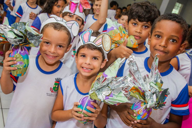 Cacau Show doa 1,2 mil ovos de chocolate para serem entregues a estudantes em escola de Linhares