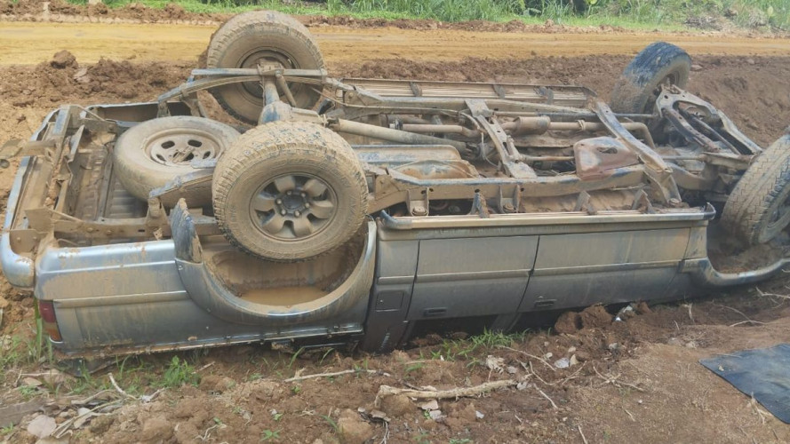 Caminhonete desliza, capota e cai em vala de estrada no interior de Linhares